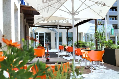 Restaurant/places to eat, Balcony/Terrace, Lobby or reception, Area and facilities