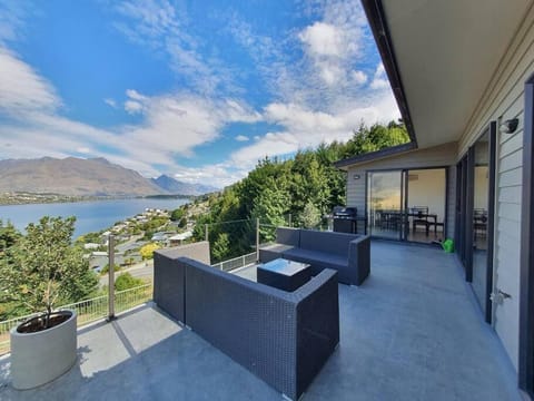 Natural landscape, BBQ facilities, Balcony/Terrace, Seating area, Lake view, Mountain view