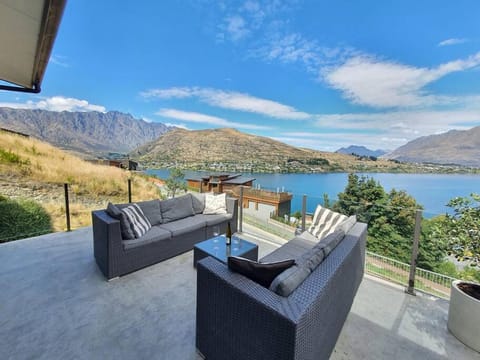 Natural landscape, BBQ facilities, Balcony/Terrace, Seating area, Lake view, Mountain view