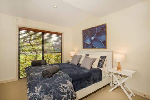 Pax and Coral Pet Friendly 4 Mins Walk to Beach House in Culburra Beach