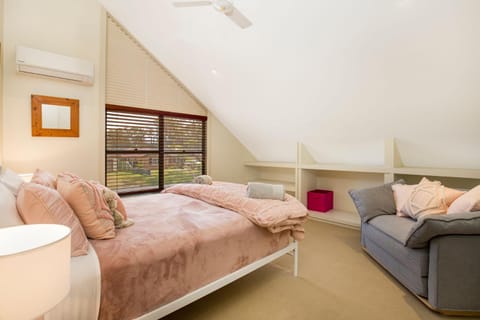 Pax and Coral Pet Friendly 4 Mins Walk to Beach House in Culburra Beach