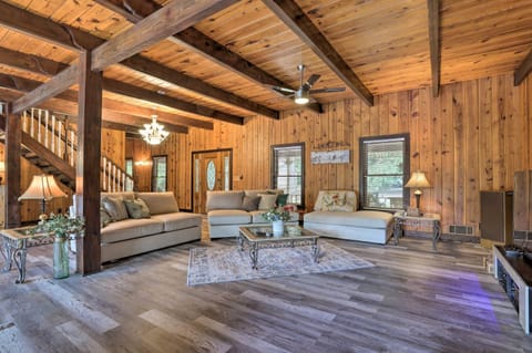 Lawrenceville Gem with Boat Dock on Private Lake! Maison in Lawrenceville