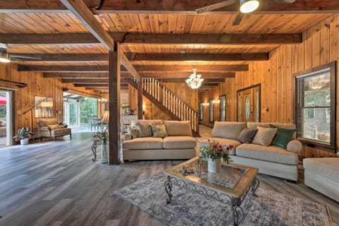 Lawrenceville Gem with Boat Dock on Private Lake! Maison in Lawrenceville