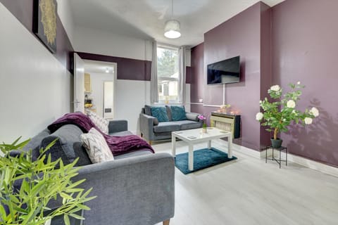 Cheerful 3 Bedroom Home, Sleeps 6 Guest Comfy, 1x Double Bed, 4x Single Beds, Free Parking, Free WiFi, Suitable For Business, Leisure Guest,Coventry, Midlands House in Coventry