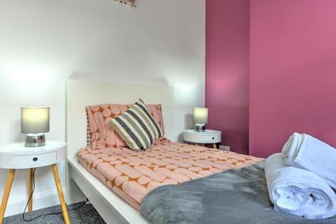 Cheerful 3 Bedroom Home, Sleeps 6 Guest Comfy, 1x Double Bed, 4x Single Beds, Free Parking, Free WiFi, Suitable For Business, Leisure Guest,Coventry, Midlands House in Coventry