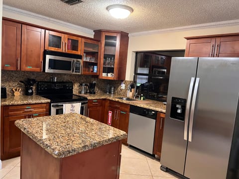 Entire Single Family home 3 bed 2 bath in water front big cozy back yard view House in Coconut Creek