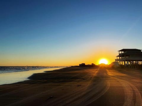 Reduced rate! The Wave of it All Tiki Bar Walk to the beach House in Bolivar Peninsula