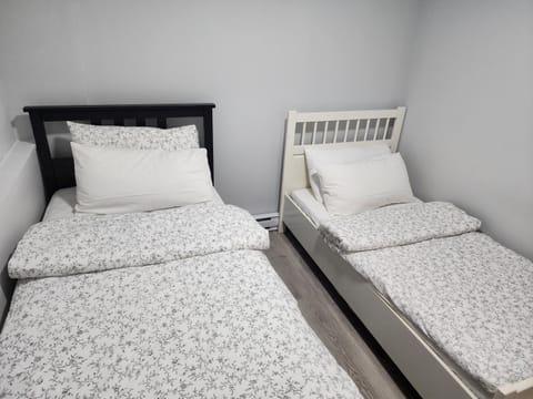 New 2 bedroom suite near surrey centre Vacation rental in Surrey