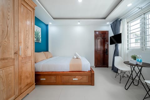 Bed, TV and multimedia, Living room, Photo of the whole room, Seating area, Bedroom, wardrobe