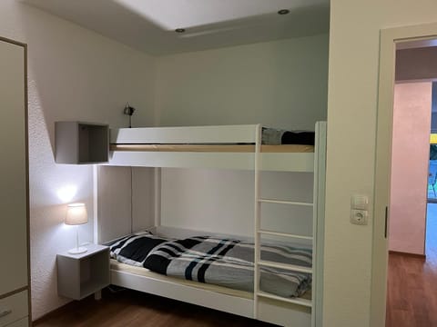 Bedroom, bunk bed