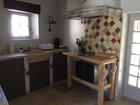 Kitchen or kitchenette, Dining area, stove
