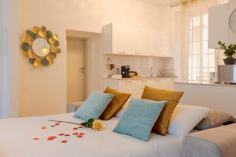Bed, Kitchen or kitchenette, Photo of the whole room, Bedroom