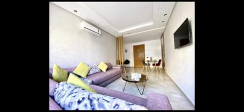 Communal lounge/ TV room, TV and multimedia, Living room, Seating area, air conditioner