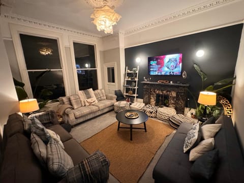 Communal lounge/ TV room, TV and multimedia, Living room, Seating area, Evening entertainment