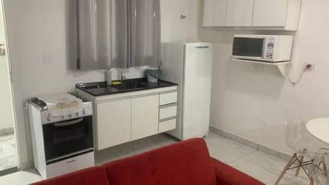 Kitchen or kitchenette, Dining area, minibar, stove