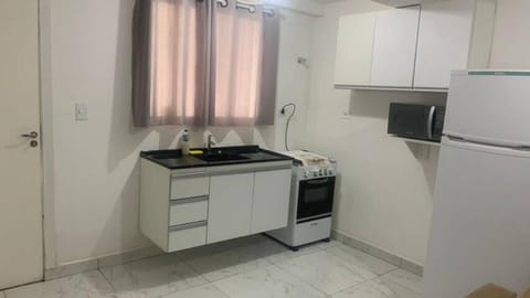 Kitchen or kitchenette, minibar, stove