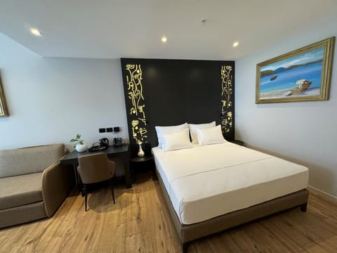 Bed, Seating area, Bedroom