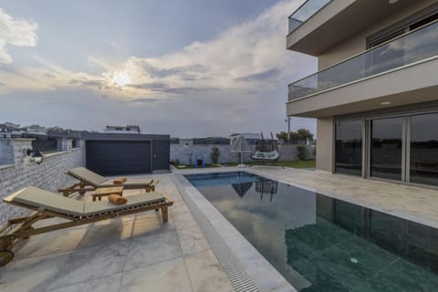 Luxury Villa with Private Pool Close to Lara Beach Moradia in Antalya