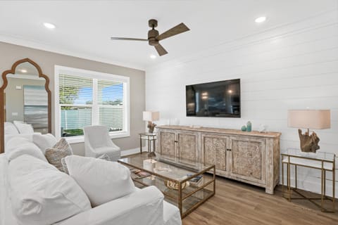 Pet Friendly Beach House - Happy Place by Panhandle Getaways House in Sunnyside