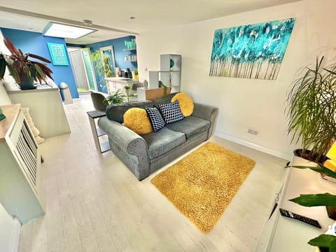 A Hidden Gem With Private Hot Tub and Garden - Netflix - Fast Wifi - Free Parking Apartment in Bournemouth