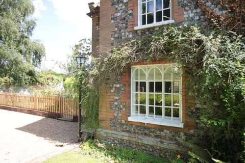 Duck Cottage - Grade II Listed cottage, village location, nr Holt House in Holt