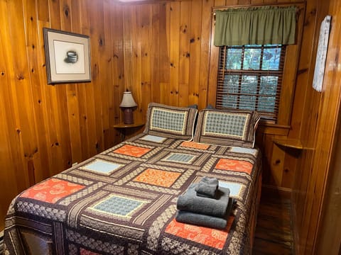 Cozy Cabin Pet Friendly ADA Compatible Campeggio /
resort per camper in Maggie Valley