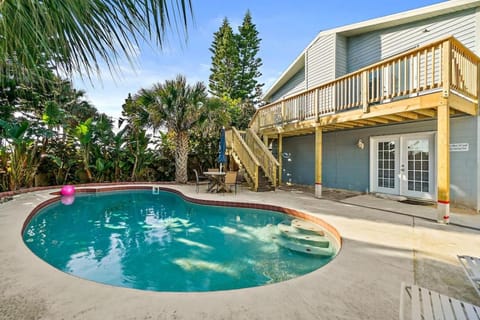 Flip Flop Bungalow with Pool House in Daytona Beach