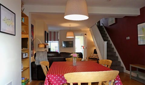 Chic 2-bedroom townhouse in vibrant Abergavenny Haus in Abergavenny