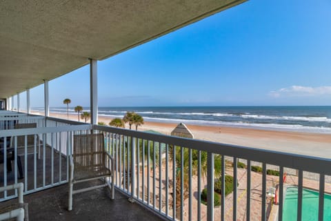 Oceanfront with Kitchen and Wifi Sleeps 6 House in Holly Hill