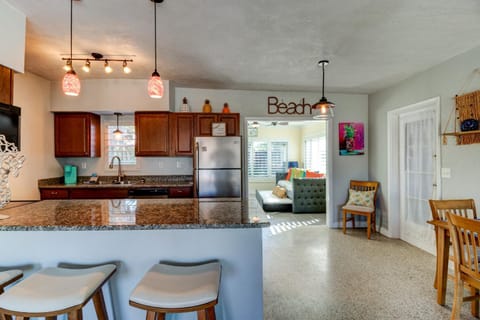 3 Bed 2 Ba Wifi Kitchen Walk to Beach FirePit House in Daytona Beach Shores