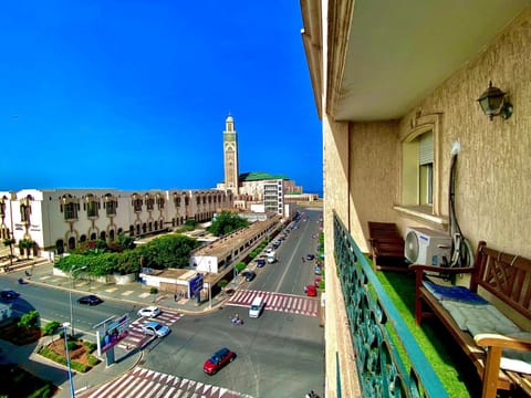 Nearby landmark, Balcony/Terrace, City view, Street view