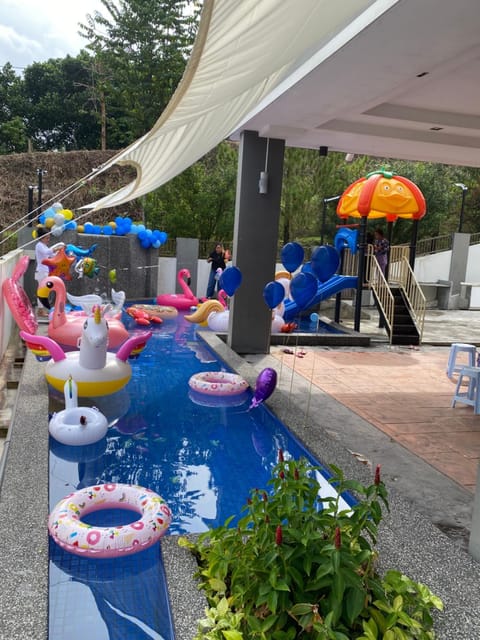 30PAX 5BR Villa Kids Swimming pool, KTV, Pool tables BBQ near SPICE Arena Penang 9800 SQFT Chalet in Bayan Lepas