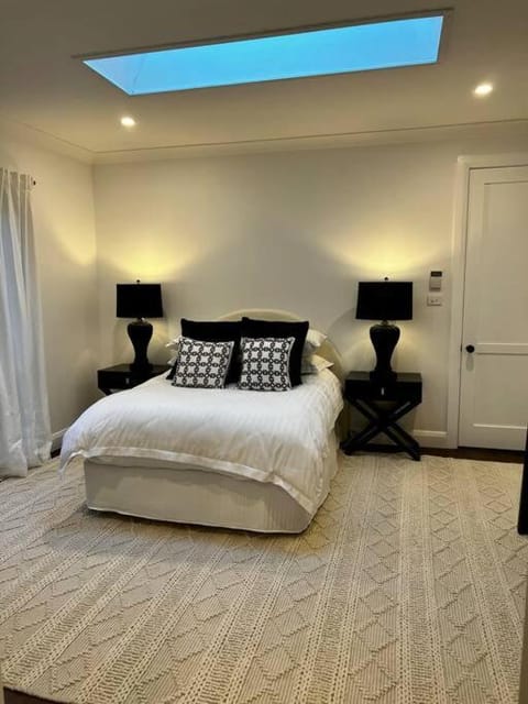 Sunnyside Luxurious 4BR Art Villa, Fireplace, Village 2mins Villa in Wentworth Falls