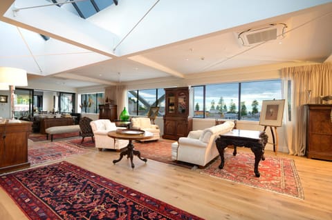 The Address - Luxury 3 Bedroom Penthouse Apartment House in Napier