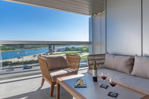 View (from property/room), Balcony/Terrace, Lake view, Landmark view, Mountain view