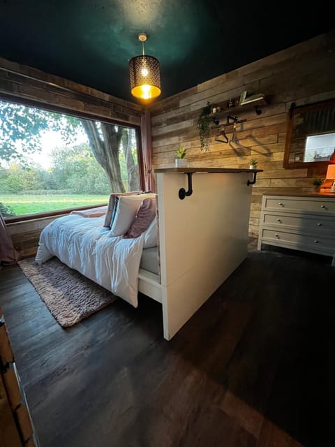 Lynbrook Cabin and Hot Tub, New Forest House in Ringwood