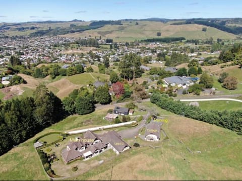 skyline mountain view Lodge up to 16 people Villa in Rotorua