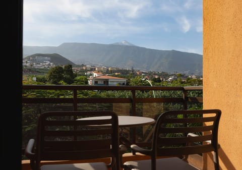 View (from property/room), Balcony/Terrace, Landmark view, Mountain view