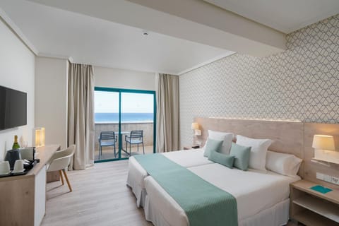 Bed, TV and multimedia, Photo of the whole room, Bedroom, Sea view