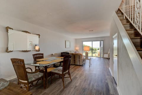 Yellow Sunshine Oceanfront Townhouse, Private Balcony Maison in Ponce Inlet