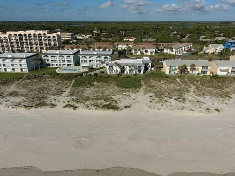 Blue Skies Oceanfront 2 bedroom townhouse Maison in Ponce Inlet
