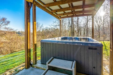 Mountain Views! Hot Tub! Close To Pf! Gsmnp House in Sevierville