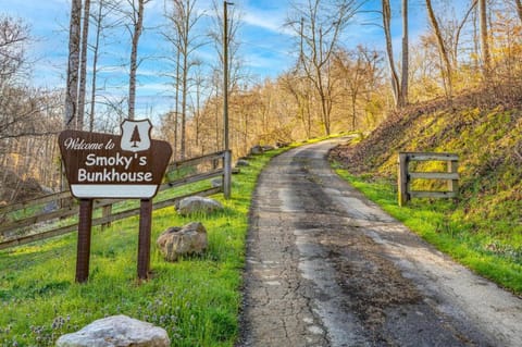 Mountain Views! Hot Tub! Close To Pf! Gsmnp House in Sevierville