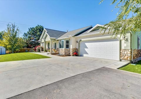 Play & Gather in Luxury,Pets too! Close to it Everything! House in Orem