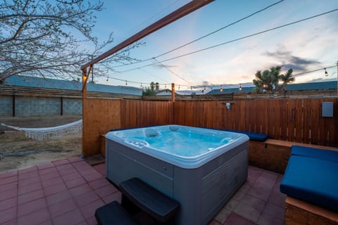 Tortoise Oasis - Hot tub, Shuffleboard, & More! House in Yucca Valley