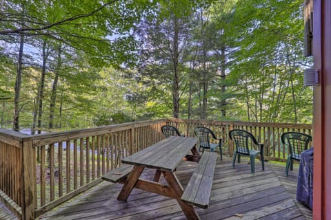 Beech Mountain Cabin with Deck on Ski Resort! Maison in Beech Mountain