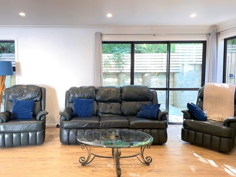 NO PARTY ALLOWED, Entire Brand New 3 bedroom townhouse, free unlimited fibre wifi and free parking House in Wellington