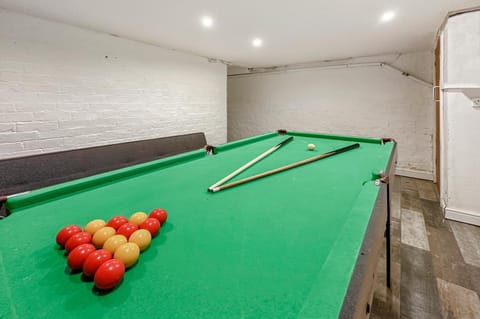 Billiard, Game Room