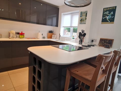 Pass the Keys Attractive Modern 2 Bedroom House in Harborne House in Birmingham