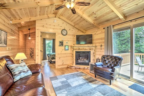 Clover Cabin with Hot Tub and Deck in Hocking Hills! Haus in Falls Township
